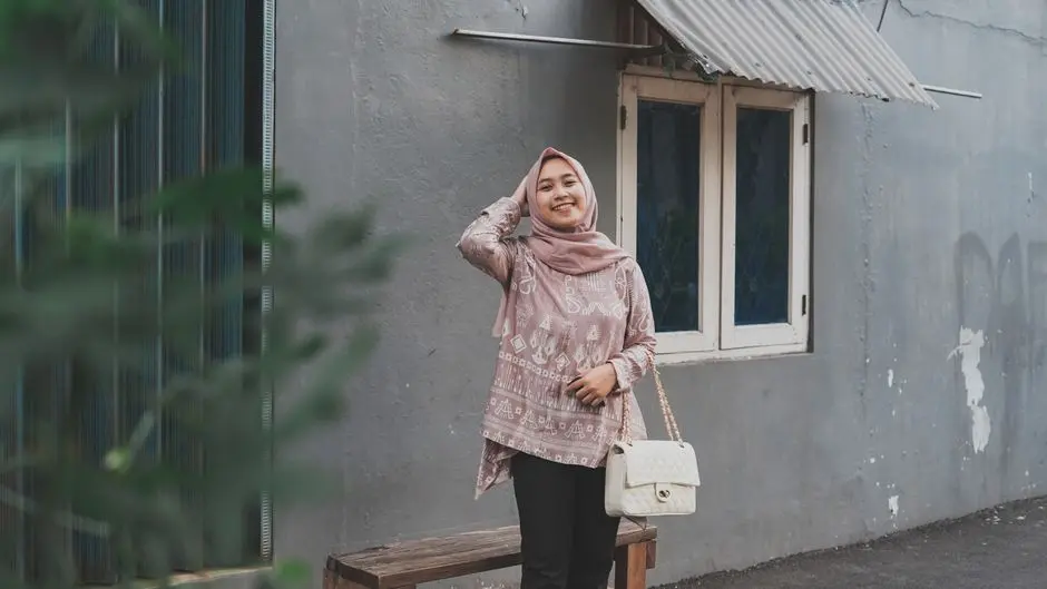 Padu padan pakaian praktis dengan warna netral