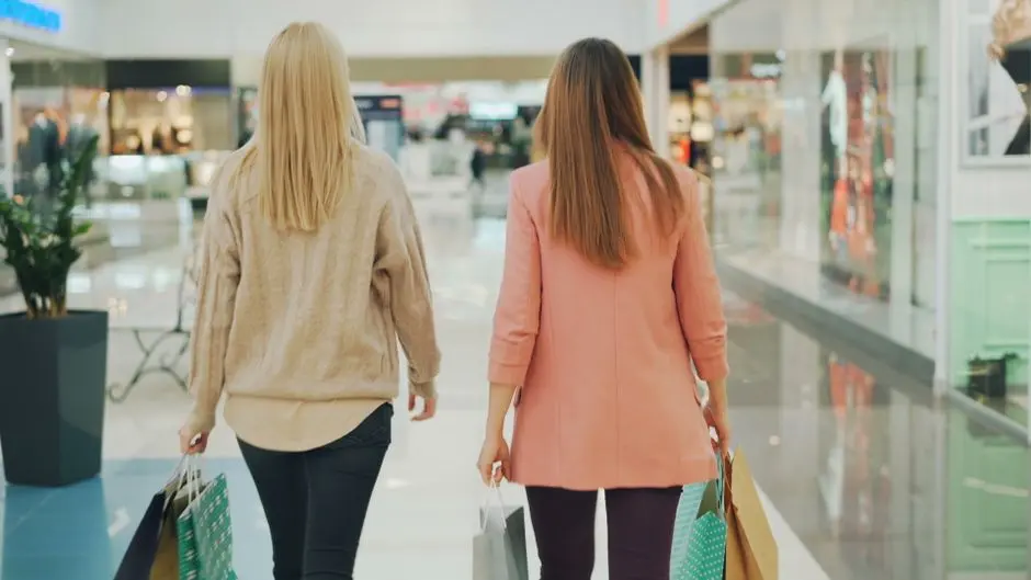 Sekelompok wanita muda bergaya quiet luxury dan Y2K di pusat perbelanjaan